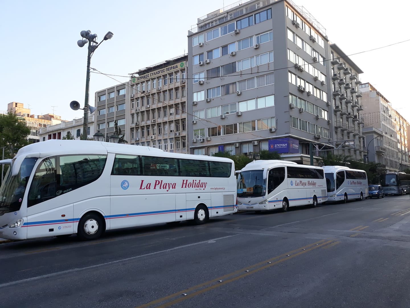 Τα πούλμαν του LA PLAYA HOLIDAY στον Πειραιά